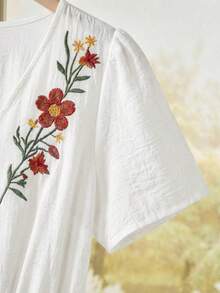 Rusticease 女士刺绣V领短袖中长连衣裙 - 白色 - 查看 4