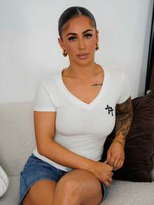 SAYEHFBABY 女式夏季 V 领修身 T 恤，带十字刺绣，朋克亚文化动漫刺绣短袖 V 领 T 恤 - 黑色 - 查看 6