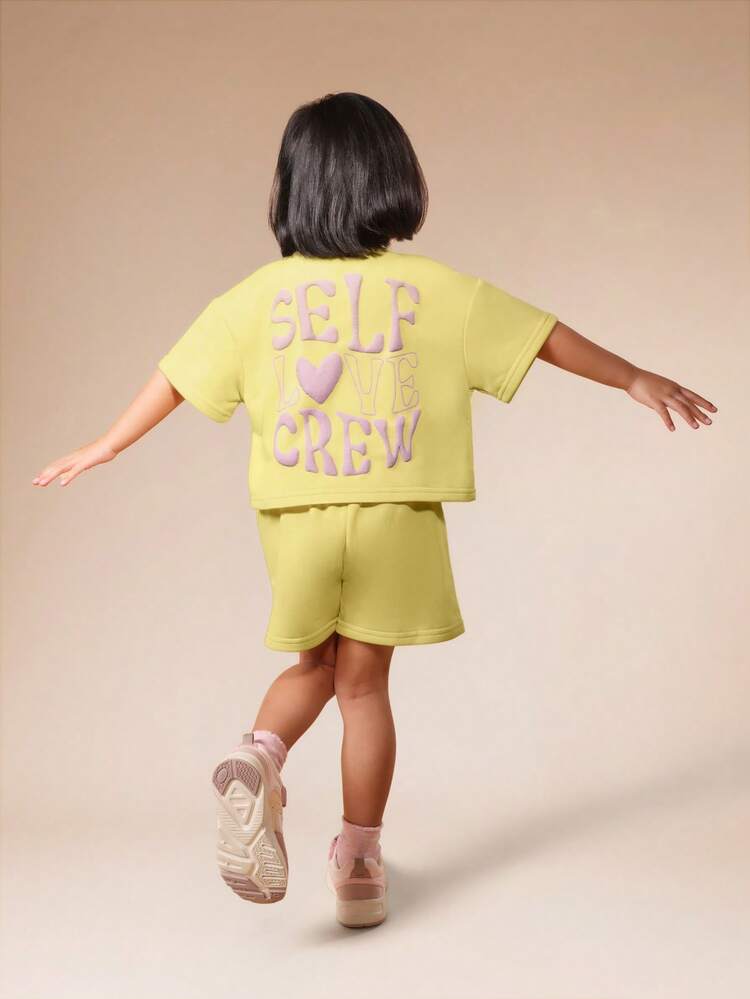 Set coordinato da ragazza con maglietta a girocollo a maniche corte e pantaloncini in verde lime, con dettagli a stampa a cuore