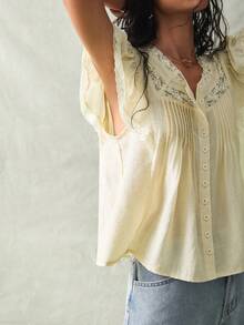 SoleilVie Áo sơ mi nữ cổ vuông cài cúc, phối ren hoa, tay bồng. - Màu be - Xem 7