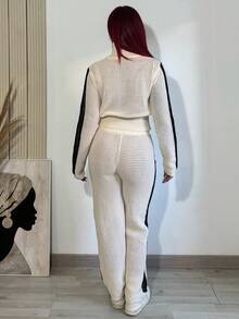 Bearsaez 2 件女式毛衣套装 - 白色长袖开衫上衣，漏斗领和双向拉链，休闲宽松版型；黑白条纹毛衣裤 - 白色 - 查看 2