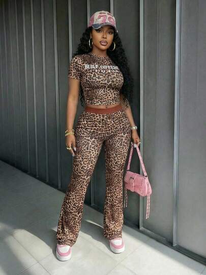 Slaydiva 日常休闲街头风豹纹套装 新款春夏音乐节情人节休闲简约基础款 Y2K 街头甜美网络爆款畅销日常约会辣妹风性感圆领短袖标语 Logo 豹纹T恤 + 撞色腰部和头部豹纹喇叭长裤 女式两件套 -B 女式两件套 两件裤装 豹纹套装