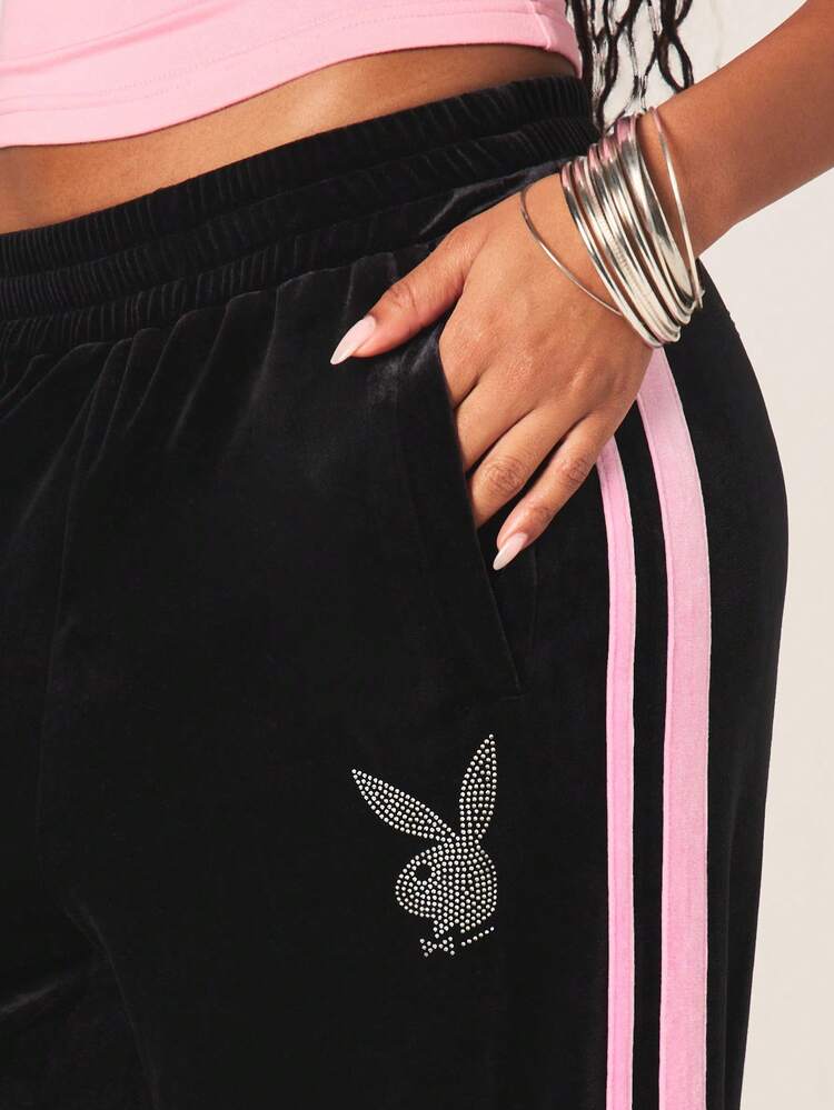 Missguided x Playboy 오버사이즈 브랜드 블랙 와이드 레그 벨루어 조거 팬츠, 핑크 사이드 스트라이프 및 라인스톤 로고 디테일 캐주얼 라운지웨어용