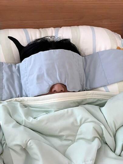 Madebyblanc Mặt nạ ngủ bằng nhung có trọng lượng, màu đen xám, dành cho nam và nữ, mềm mại, thoáng khí, chắn sáng, có thể điều chỉnh, giảm áp lực mỏi mắt và giữ ấm mắt, hỗ trợ giấc ngủ sâu cho học sinh, nhân viên văn phòng, du khách, lý tưởng cho giấc ngủ trưa, nghỉ ngơi ban đêm, ở nhà, du lịch, thiền định, yoga, phụ kiện thư giãn giấc ngủ cao cấp di động, món quà hoàn hảo cho sinh nhật, tân gia, ngày lễ, đồ dùng gia đình (đen/xám)