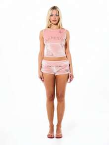 SUMWON WOMEN Áo tank top nhung hồng dành cho nữ, điểm nhấn là chữ đính đá và dây buộc bên hông, thích hợp mặc thường ngày mùa hè. - Hồng - Xem 3