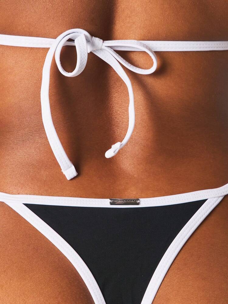 Missguided x Playboy ビーチバニーロゴ トライアングルビキニセット、コントラストホワイトパイピングハルターネックトップとストリングボトムの2ピース水着