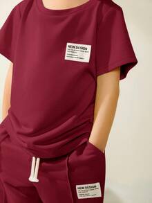 SHEIN Bộ quần áo 2 món cho bé trai, áo ngắn tay và quần dài, dễ phối đồ, thích hợp cho dã ngoại, đi học, tụ họp hàng ngày, mùa xuân/hè. - Màu Đỏ Sâu - Xem 4