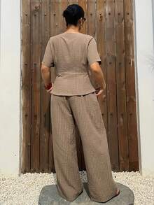 Dazy Plus Bộ đồ nữ cỡ lớn gồm áo ngắn tay kẻ sọc có khóa kéo và quần ống rộng, kiểu dáng thường ngày, gồm 2 món. - Màu Khaki - Xem 7