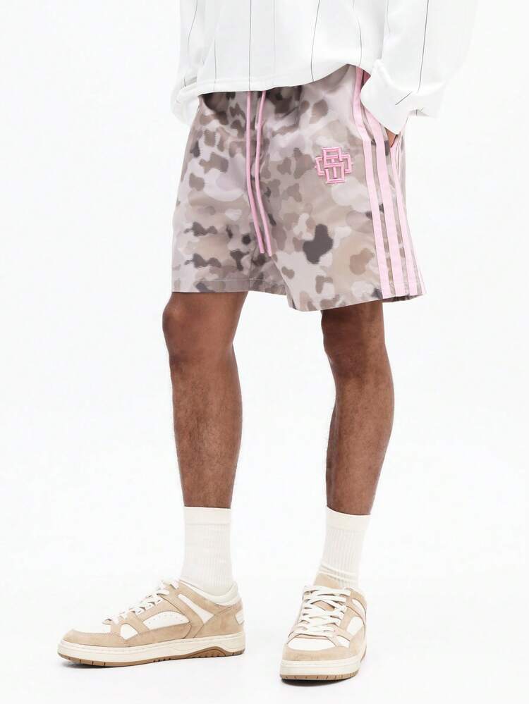 측면 스트라이프와 로고가 있는 카모 반바지