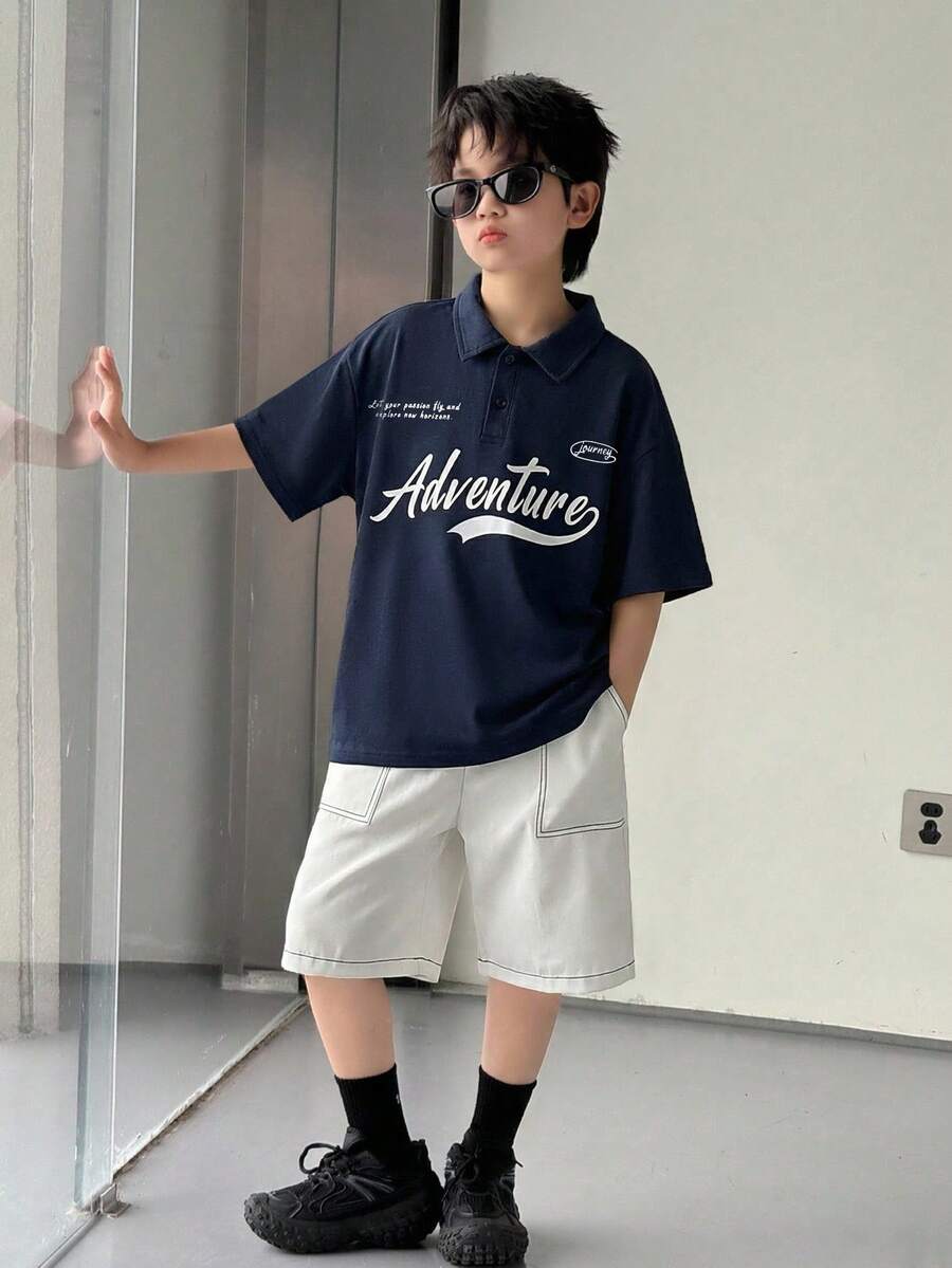 SHEIN 青少年男孩海軍藍字母印花短袖 Polo 衫與口袋短褲套裝,夏季街頭學院風韓系休閒度假套裝 - 藏蓝色 - 查看 1