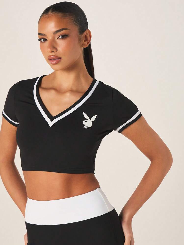 Missguided x Playboy Top court actif avec col en V, manches courtes, logo de lapin blanc sur fond noir, t-shirt athlétique