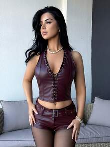 Vassilux Setelan Dua Potong Wanita 2 Potong Warna Burgundy dengan Atasan Halter Berpotongan V Dalam dan Celana Pendek Berbelahan Tinggi, Kulit Cokelat - Merah - View 3