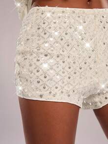 SHEIN BAE 網紗珠飾刺繡超低腰亮片短褲，夏季 70 年代熱辣之夜派對迪斯可、音樂節狂歡海灘度假 - 杏色 - 查看 4