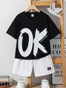 SHEIN Conjunto informal de 2 piezas para niño preadolescente con camiseta de manga corta con gráfico de letra grande y pantalones cortos de unicolor, estilo callejero - Blanco y Negro - Ver 3