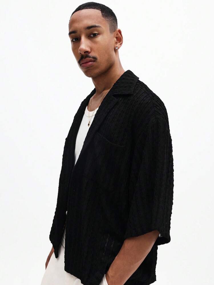 Chemise noire texturée à manches courtes