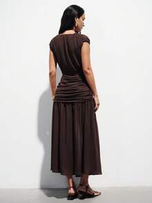 Aveloria Modichic Robe en mousseline de soie sans manches couleur café foncé, tissu léger, design drapé et froncé, encolure ronde basse, style vintage élégant, longueur midi ajustée, texture délicate et lisse, convient pour les galas du soir, les réunions formelles, les expositions d'art et les occasions de mariage en tant qu'invité, mettant en valeur le charme féminin gracieux et l'élégance sophistiquée avec le confort et la profondeur visuelle. - Marron - Voir 2