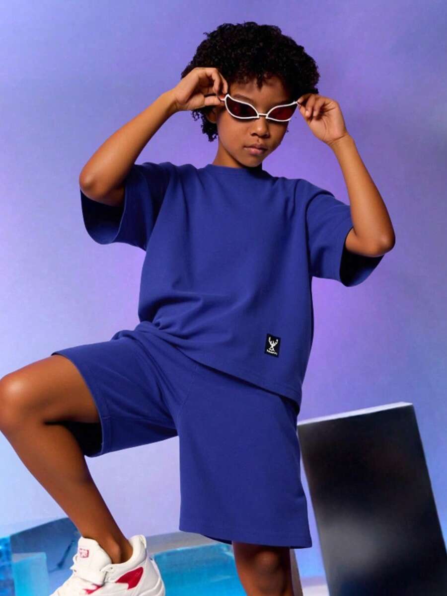 SHEIN 2 件 Tween Boy 字母图案短袖 T 恤和短裤套装,休闲 - 深色水洗藍 - 查看 1