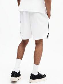 SUMWON 抽繩短褲，黑色側邊條紋細節與圓弧下擺設計，休閒舒適籃球風穿搭，運動短褲，側邊條紋短褲 - 白色 - 查看 6