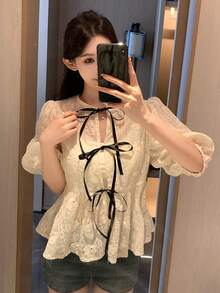 DAZY Áo kiểu nữ dệt jacquard phối họa tiết, tay áo cánh hoa, cổ tròn, ôm dáng, thích hợp cho kỳ nghỉ hè, đi nghỉ mát. - Màu be - Xem 4