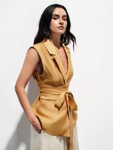 Aveloria Modichic 香槟金光泽，现代都市风格，正式宴会场合，深V领设计，腰部系带，西装背心款式，修身剪裁，丝绸混纺面料，质地细腻，轻盈顺滑，适合晚宴、商务活动、高端时尚场合和鸡尾酒会，展现成熟优雅和自信魅力。知性优雅的腰带装饰深V领无袖西装外套 - 卡其色 - 查看 3