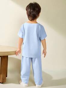 SHEIN 男童休闲百搭短袖上衣和裤子两件套，适合外出、上学、日常聚会、春夏穿着。 - 淺藍色 - 查看 2