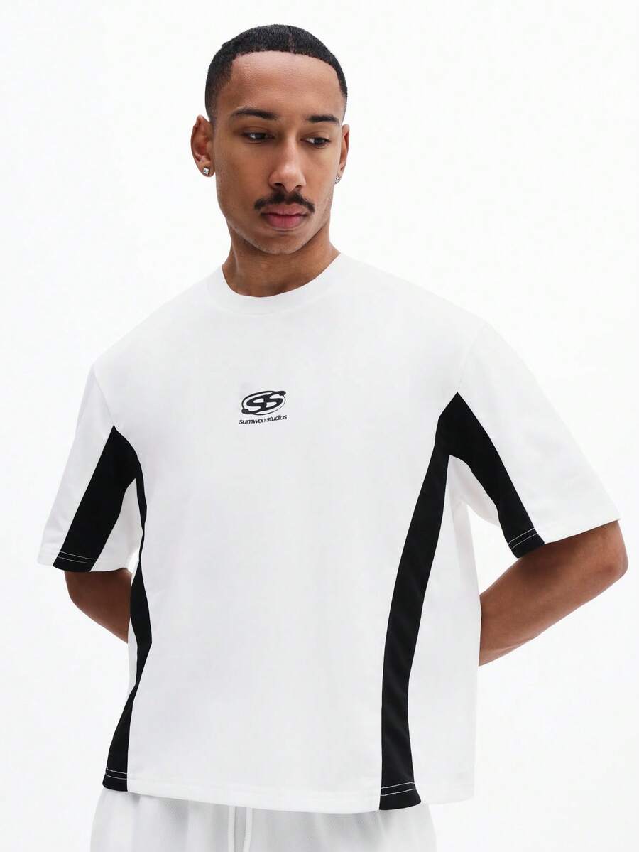 SUMWON 男士撞色短袖圆领T恤，侧边拼接撞色设计，饰有品牌标志，常规版型，休闲夏季T恤 - 黑與白 - 查看 1