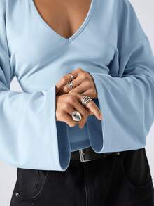 LYSMO 这款2026年新款简约百搭女士春季纯色喇叭袖衬衫，适合通勤、圣诞节、新年、感恩节、毕业典礼等各种场合。它优雅时尚，是居家休闲的理想之选。深V领设计和蓝色调，带来舒适放松的穿着体验。 - 藍色 - 查看 7