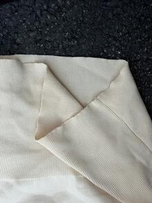 Muchica 女士休闲度假风通勤简约纯色不对称领纽扣装饰修身短款针织上衣 - 卡其色 - 查看 7