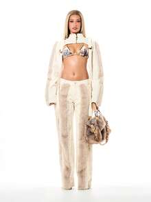 SUMWON WOMEN Quần jeans ống loe cạp cao màu kem viền lông thú sang trọng với các mảng lông giả cao cấp ở hai bên hông và kiểu dáng ống rộng, thích hợp cho thời trang thu đông. - Màu be - Xem 5