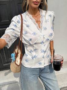 SHEIN PariChic 法式复古V领蕾丝边泡泡袖衬衫 - 米白色底，蓝紫色花卉印花，修身短款优雅上衣，V领印花衬衫，蕾丝边衬衫，女士纽扣衬衫，短袖衬衫，女士休闲衬衫，现代女士上衣和衬衫，法式衬衫，休闲上衣，可搭配牛仔裤，夏季女士衬衫 - 彩色 - 查看 5