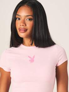 Missguided x Playboy Camiseta ajustada para bebé en color rosa, con gráfico de manga corta y cuello redondo, estilo retro Y2K con logo de conejo, mezcla de algodón - Rosa - Ver 4