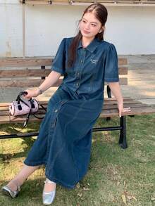 Dazy Plus 蝴蝶字母刺绣图案休闲复古水洗牛仔连衣裙，收腰翻领短袖长款牛仔连衣裙，春夏款 - 中等水洗藍 - 查看 7