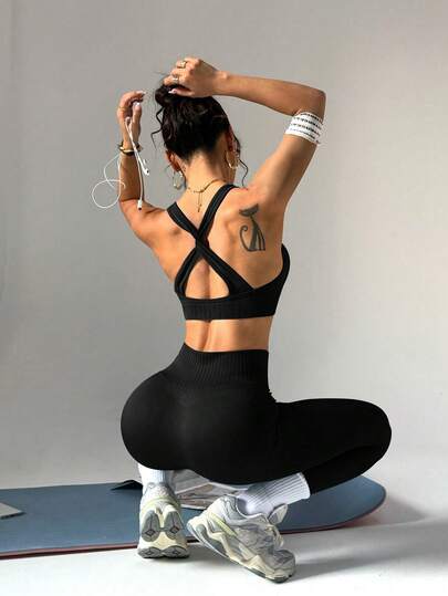 Rhythm Era 大码女士交叉露背运动文胸和裤子套装