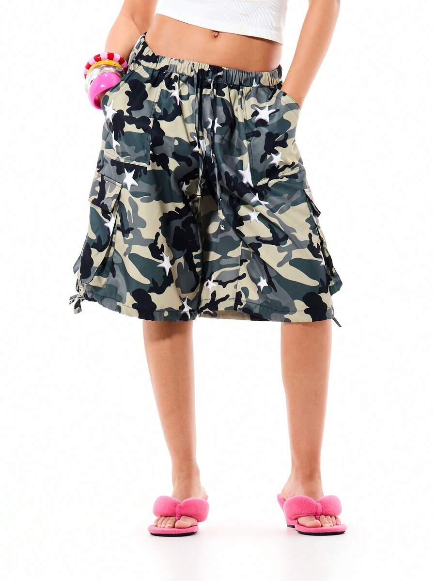 SUMWON WOMEN Pantalones cortos de cargo con estampado de camuflaje, patrón de estrellas y bolsillos laterales, cintura con cordón, estilo militar tipo combate, longitud bermuda, casuales de verano para mujer - Multicolor - Ver 1