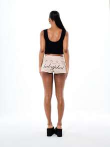 BABYPHAT Quần short cạp cao ôm sát, có khoen kim loại, chi tiết gập cạp, màu be, kiểu dáng quần short ngắn, thích hợp cho mùa hè, lễ hội hoặc các dịp đặc biệt. - Màu be - Xem 7