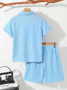 SHEIN 两件套男童休闲宽松纯色 Polo 领短袖 T 恤和短裤套装，适合通勤、上学、日常休闲穿着、运动、春夏穿着。 - 藍色 - 查看 2