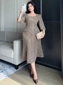 Dazy Plus Gaun Maxi Ukuran Plus dengan Leher Persegi, Lengan Pendek, Motif Bunga Elegan, Pas Badan, Cocok untuk Bepergian, Gaun Musim Panas - Khaki - View 3
