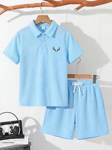 SHEIN 两件套男童休闲宽松纯色 Polo 领短袖 T 恤和短裤套装，适合通勤、上学、日常休闲穿着、运动、春夏穿着。 - 藍色 - 查看 4