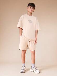 SUMWON Setelan Kaos Lengan Pendek Kerah Bulat dan Celana Pendek untuk Anak Laki-Laki dengan Motif Tulisan Kaligrafi, Pakaian Kasual Musim Panas yang Serasi - Aprikot - View 6