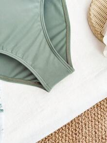 SHEIN Conjunto de traje de baño para niña preadolescente de color verde militar sólido, con parte superior sin tirantes con volantes, pantalones de baño triangulares, falda pareo, diseño elegante y casual, adecuado para nadar, vacaciones y verano (patrón aleatorio). Conjuntos de traje de baño, conjuntos de bikini conservadores, conjuntos de bikini de cobertura completa, conjuntos de traje de baño de tres piezas para niñas, ropa de playa, conjuntos de bikini para niños y niñas, trajes de baño a juego para niñas, conjuntos de traje de baño de verano, conjuntos de traje de baño de verano de dos piezas y tres piezas, conjuntos de bikini de tres piezas con faldas pareo - Verde - Ver 3