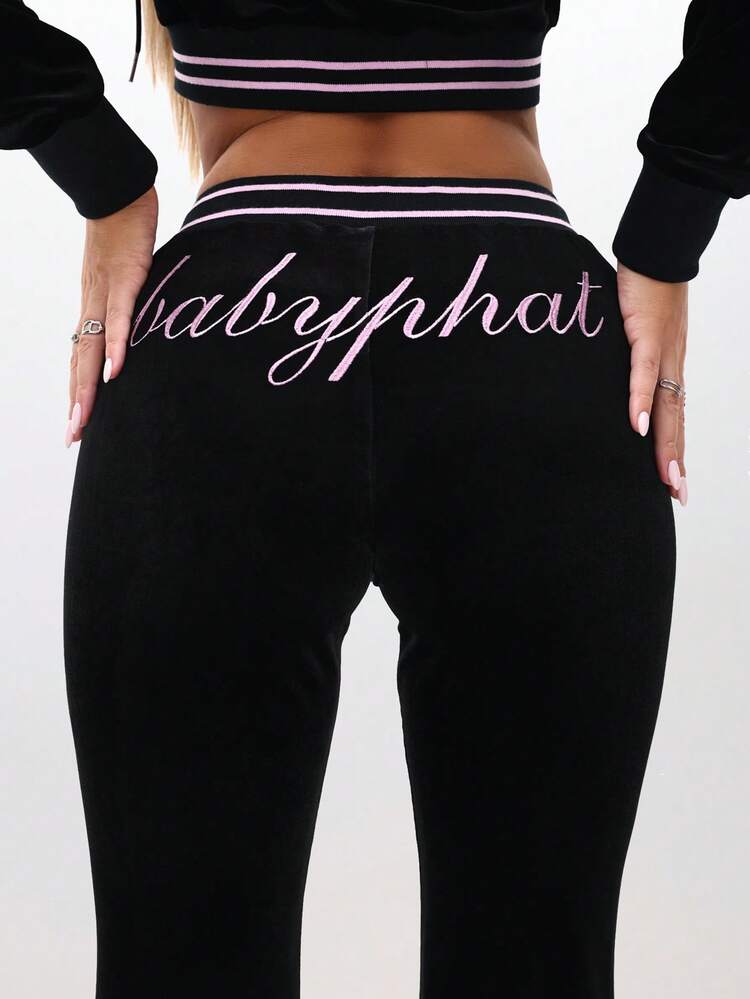 BABYPHAT Calça de Moletom Flare com Estampa de Roteiro em Veludo Plus Size, com Faixa na Cintura Listrada e Detalhes em Contraste Rosa