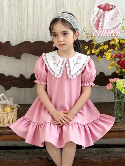 女童春夏休闲时尚新款连衣裙，梭织面料，白色底粉色玫瑰花卉数码印花，白色荷叶边领设计，粉色纯色褶皱雪纺泡泡袖，裙摆拼接设计，适合可爱、活泼、淑女气质的女孩，舒适百搭，适合春夏休闲、上学、外出、度假、派对等场合穿着。