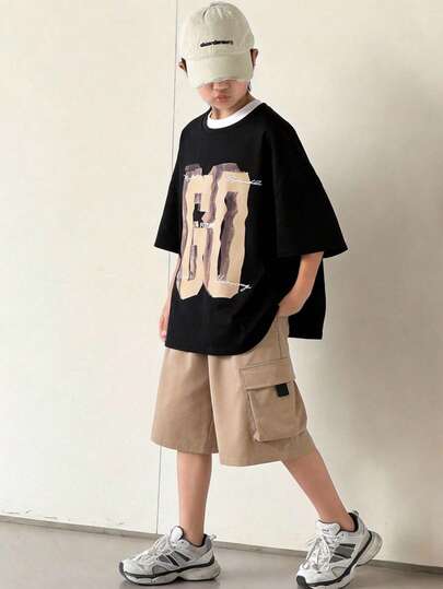 两件套儿童/青少年男童休闲舒适印花圆领短袖宽松黑色T恤和卡其色短裤套装，适合春夏季节、外出、情人节、约会、旅行、度假、家庭聚会、返校、婚礼、晚宴、运动、生日派对等场合。