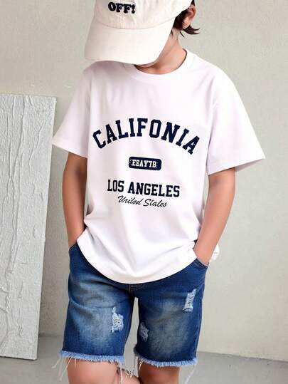 Conjunto de moda callejera para niños preadolescentes con camiseta de manga corta blanca de corte holgado con estampado de letras negras, combinada con pantalones cortos vaqueros rectos de pierna holgada de color azul claro desgastado, de tela suave y cómoda para uso diario casual