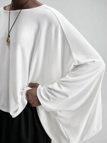 Ontre Camiseta feminina confortável e macia ao toque, de malha de alta qualidade, com decote canoa e mangas morcego. Ideal para uso casual, urbano, executivo, no aeroporto, para viagens, lazer, com um toque retrô discreto, perfeita para cruzeiros, minimalista, luxuosa e versátil. Estilo essencial e elegante. - Branco - Ver 7