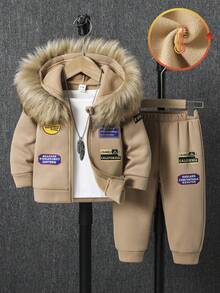 SHEIN 男童连帽上衣，胸前饰有压纹图案，领口毛绒，搭配休闲裤，时尚百搭，适合秋冬季穿着。 - 卡其色 - 查看 3