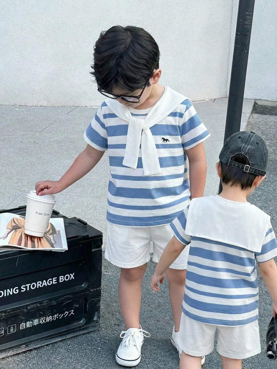SHEIN Little Byeori 两件套男童休闲运动学院风文艺复古黑白条纹圆领T恤和白色短裤套装，配有披肩装饰，适合儿童穿着，是男童返校的理想选择。也适合生日派对、晚宴、演出、婚礼、洗礼、开幕式、日常穿着，适合上学、旅行、度假，也适合春夏季节穿着。