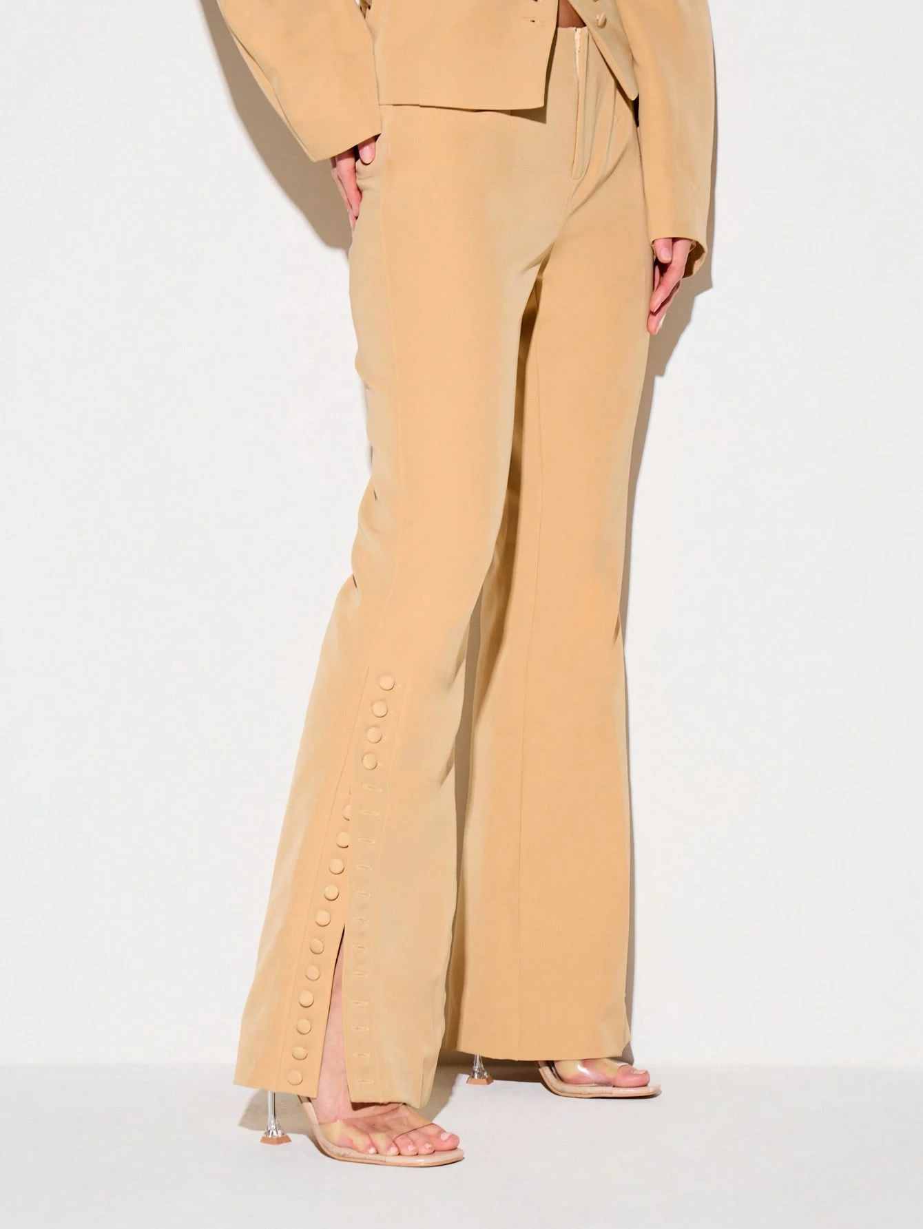 KIZN Taillierte Schlaghose mit Knopfdetails