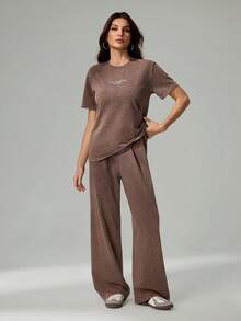 SHEIN Tall Bộ đồ nữ thường ngày gồm áo thun ngắn tay cổ tròn thêu chữ và quần dài. - màu nâu - Xem 3