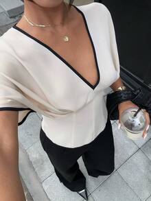 Siren Gaze 女士V领撞色滚边修身蝙蝠袖衬衫 - 杏色 - 查看 3